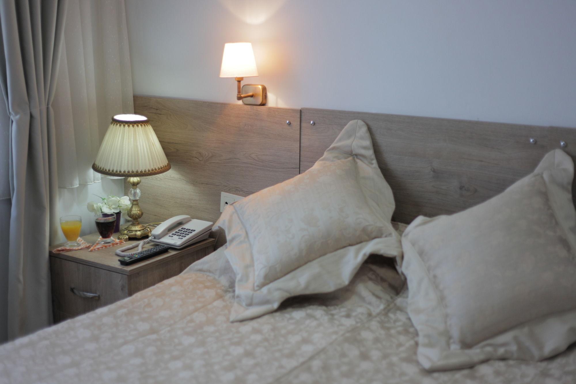 Abisso Hotel Provincia di Provincia di Istanbul Esterno foto A bed with two pillows